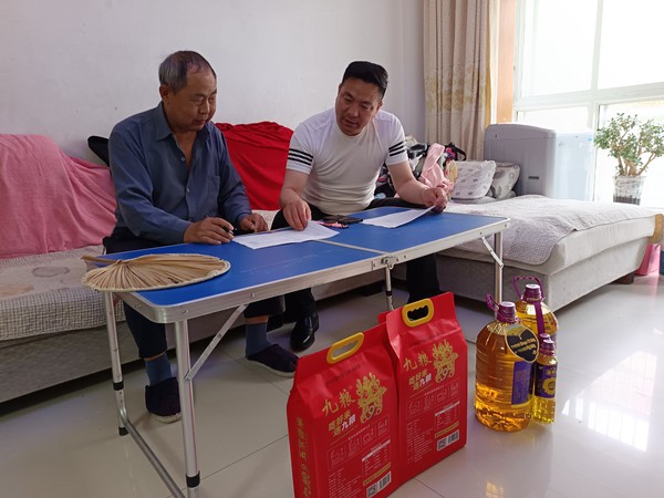20240522南谯区退役军人事务局安国营主任到同乐街道慰问困难退役军人范建文.jpg