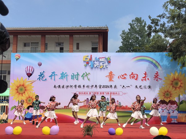 二年级舞蹈《青苹果乐园》.jpg