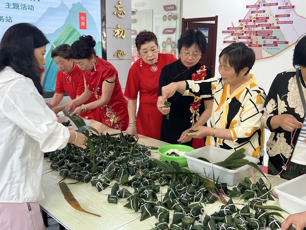 银东社区2024年6月1日，开展“仲夏赋雅趣 粽香端午情”2024年“我们的节日·端午”主题活动。 拍摄者：张雅雯     工作单位：银东社区 (9).jpg