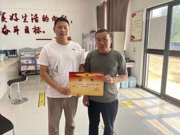 6.13祝郢村为“四有”优秀士兵送喜报.png