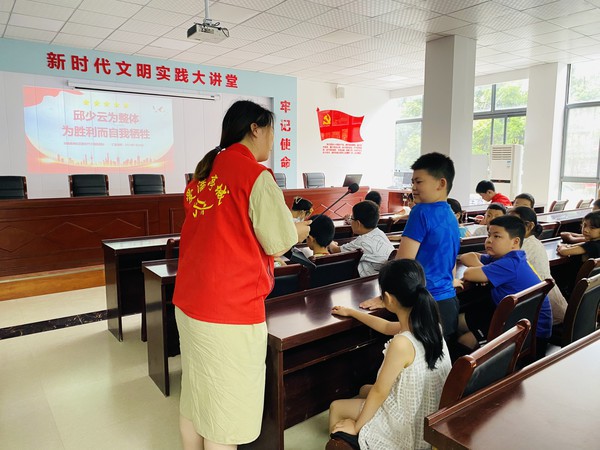 孩子们积极讲述红色故事.jpg