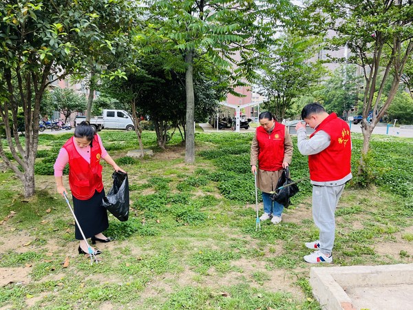 志愿者们清洁小区.jpg