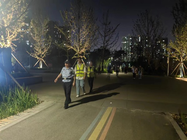 20240619花园社区民警及志愿者巡逻1.jpg