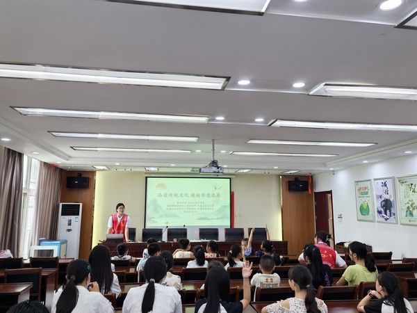 红庙社区新时代文明实践站，2024年7月1日下午，在红庙社区开展“品读传统文化 邂逅非遗漆扇”主题活动（拍摄作者：红庙社区刘申昇） (6).jpg