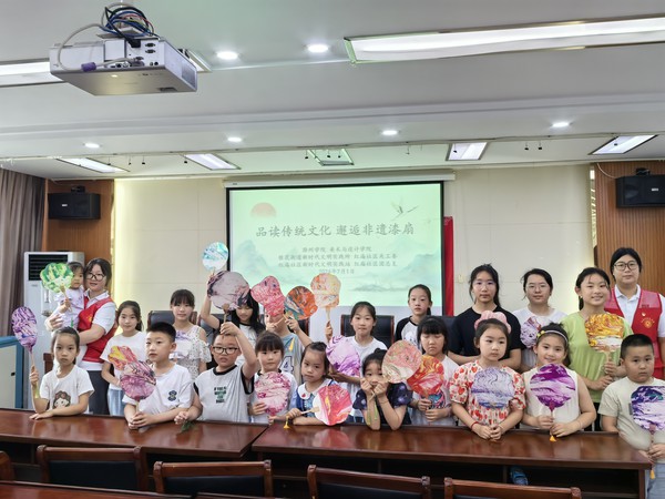 红庙社区新时代文明实践站，2024年7月1日下午，在红庙社区开展“品读传统文化 邂逅非遗漆扇”主题活动（拍摄作者：红庙社区刘申昇） (1).jpg