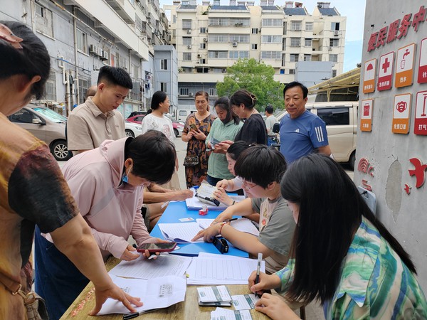 2024年7月6日，徐岗社区、供电公司在朝阳公寓小区与居民签订用电协议。.jpg