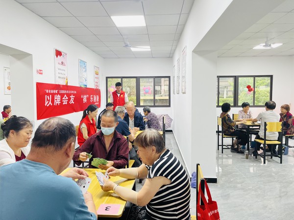 2024年7月11日上午开展“以牌会友 ‘棋’乐融融”活动（拍摄单位：龙蟠南苑社区）.jpg