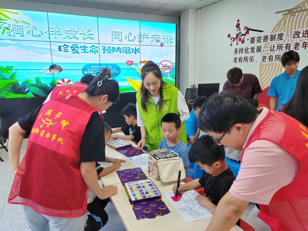 银西社区新时代文明实践站联合滁州学院，2024年6月17日在社区活动室开展“珍爱生命   预防溺水”防溺水主题宣传活动   拍摄者：王婷婷 银西社区.jpg