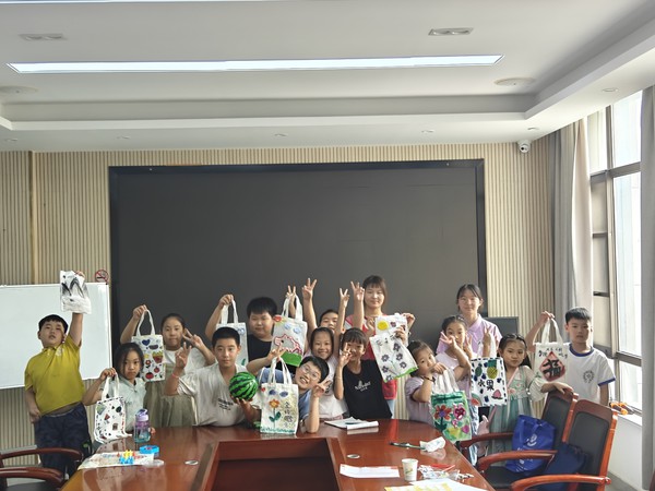 7月11日下午，滁州学院“乐知学堂”大学生志愿者来同乐街道公益暑托班开展帆布袋彩绘活动。 (7).jpg