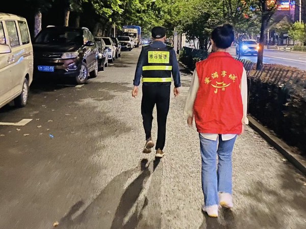 社区联合城管巡逻巡护.jpg