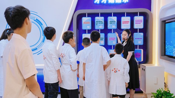 2024年7月30日花园社区组织辖区未成年人开展  小小牙医“口腔医学科普馆探索之旅”1.jpg