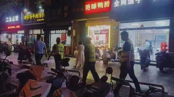 20240724晚义警和志愿者巡逻2.jpg
