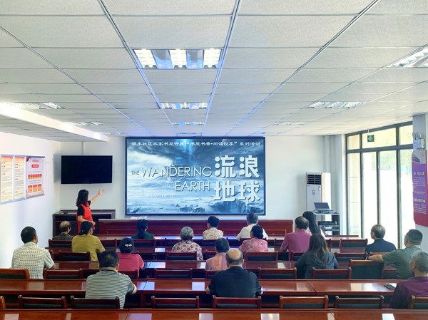 2024年8月2日银丰社区农家书屋开展“书屋书香•阅读悦享——光影映书香”主题活动(拍摄人:吕煜,拍摄单位:银丰社区) (2).jpg