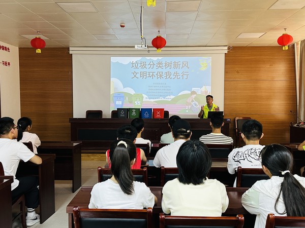 滁州市南谯区文昌花园社区，2024年8月8日上午，开展&ldquo;垃圾分类树新风 文明环保我先行&rdquo;活动。（拍摄单位：文昌花园社区 拍摄人：张晨）    (1).jpg