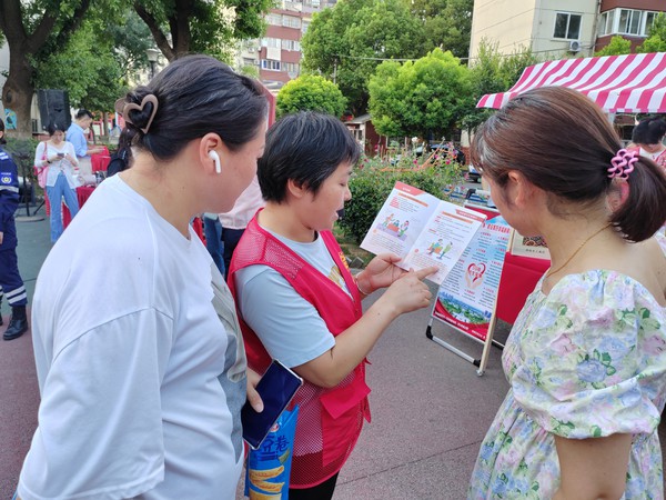 银西社区2024年8月9日在谯梁夜市活动中开展“民法典与生活同行”诚信宣传活动1  拍摄者：王婷婷   银西社区.jpg