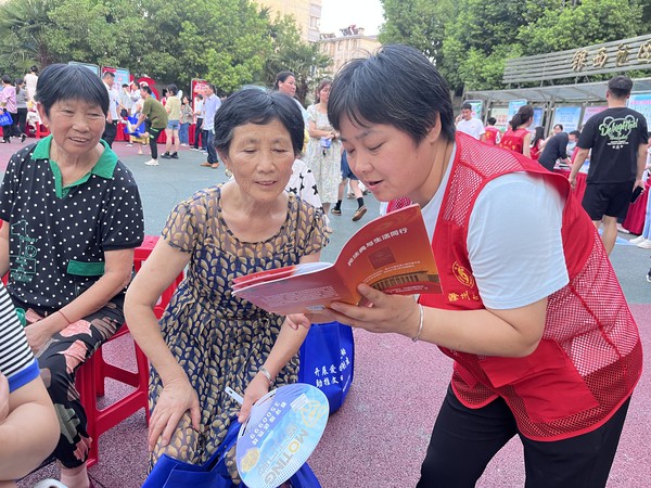 银西社区2024年8月9日在谯梁夜市活动中开展“民法典与生活同行”诚信宣传活动   拍摄者：尹晓晨   银西社区.jpg