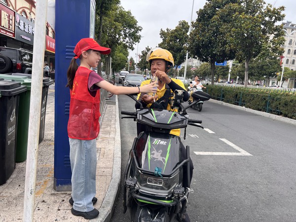 银东社区2024年8月28日组织“小太阳”志愿者参加夏季送清凉志愿服务活动       拍摄者：彭静     工作单位：银东社区 (3).jpg