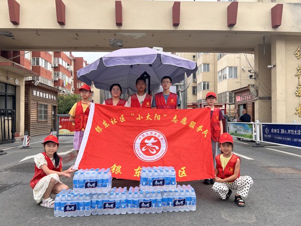 银东社区2024年8月28日组织“小太阳”志愿者参加夏季送清凉志愿服务活动       拍摄者：彭静     工作单位：银东社区.jpg