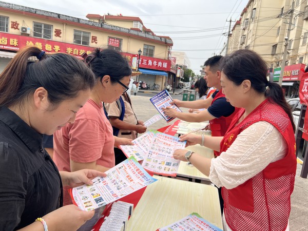 银东社区2024年8月28日开展反电诈宣传进社区志愿服务活动       拍摄者：彭静     工作单位：银东社区 (4).jpg