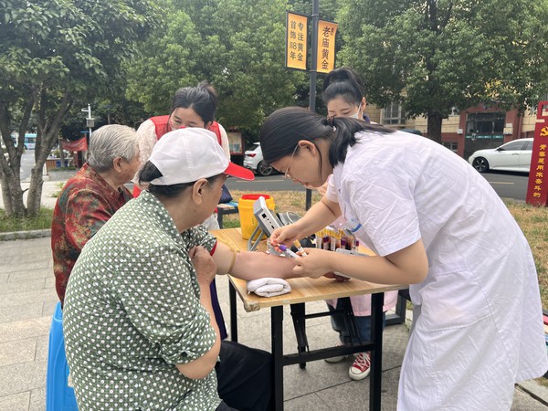 银东社区2024年8月29日开展义诊进社区志愿服务活动       拍摄者：彭静     工作单位：银东社区 (2).jpg
