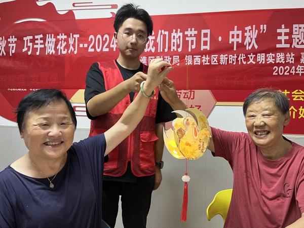 9月13日开展“喜迎中秋节 巧手做花灯 ”主题活动4.jpg