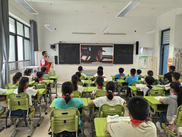 红庙社区新时代文明实践站，2024年9月20日上午，在创业路小学开展“国防教育进校园 童心共筑强国梦”主题活动。（拍摄作者：红庙社区刘申昇） (4).jpg