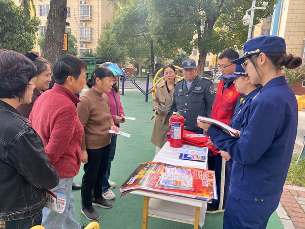 2024年11月8日，银东社区新时代文明实践站联合南谯区消防救援大队开展11·9消防宣传日主题活动。拍摄者：彭静     工作单位：银东社区 (2).jpg