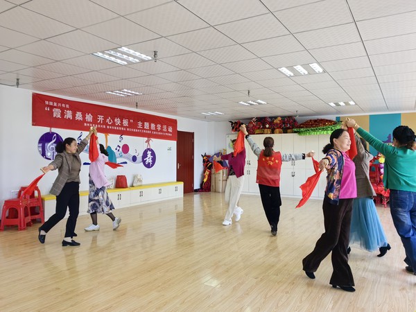 红庙社区新时代文明实践站,2024年5月8日下午,在红庙社区开展“满霞桑榆 开心快板”主题教学活动(拍摄作者:红庙社区刘申昇) (6).jpg