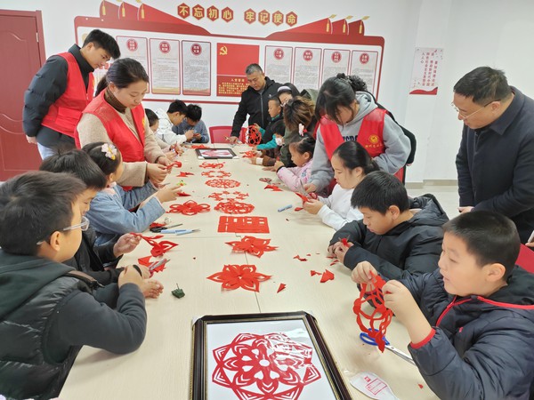 银西社区联合滁州学院古韵学堂，2024年11月24日在社区活动室开展“巧手生花  剪出多彩”非遗传承志愿服务项目    拍摄者：王婷婷   银西社区.jpg