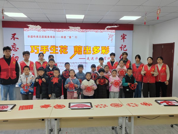 银西社区联合滁州学院古韵学堂，2024年11月24日在社区活动室开展“巧手生花  剪出多彩”非遗传承志愿服务项目   拍摄者：王婷婷   银西社区.jpg