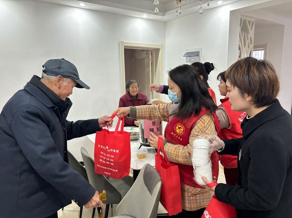 2024年11月30日花园社区开展“雪梨银耳汤  暖胃更暖心”志愿服务活动1.jpg