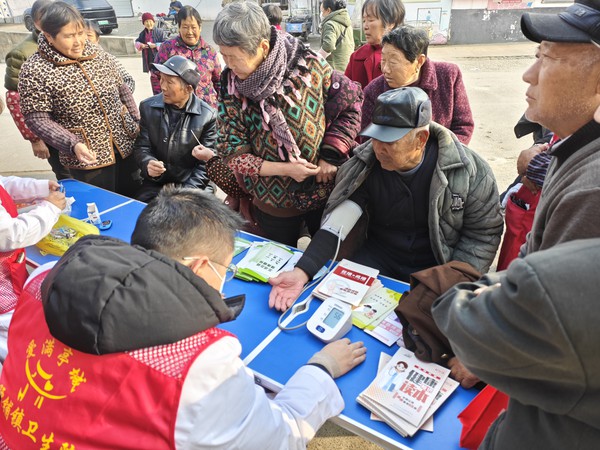 2024年12月5日，腰铺镇联合腰铺社区、镇卫生院开展爱心义诊志愿服务活动.jpg