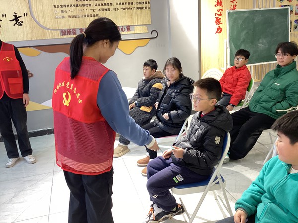 滁州市南谯区同乐街道阳明社区新时代文明实践站，2024年12月5日上午，阳明社区新时代文明实践点，开展&ldquo;贡献志愿力量 创造美好生活&rdquo;12.5国际志愿者日暨扫黄打非宣传活动（拍摄者：樊鑫，拍摄单位：阳明社区） (2).jpg