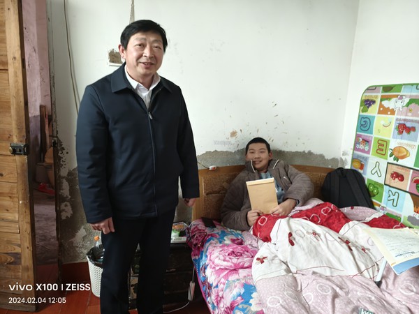 区委常委、宣传部长司学军深入腰铺镇走访慰问新时代好少年王璐宇.jpg