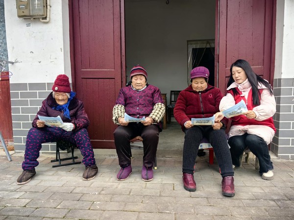 章广街道社区开展“一盔一带 安全出行”志愿宣传活动.png