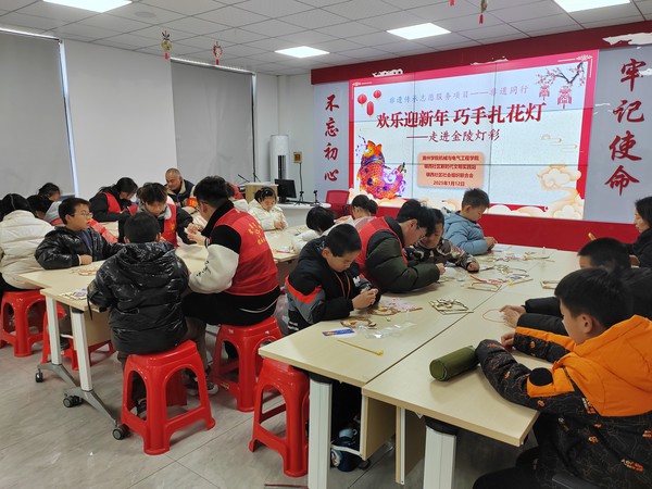 银西社区新时代文明实践站,2025年1月12日在社区活动室开展“欢乐迎新年 巧手扎花灯”走进金陵灯彩非遗同行志愿服务项目主题活动1   拍摄者：王婷婷  银西社区.jpg