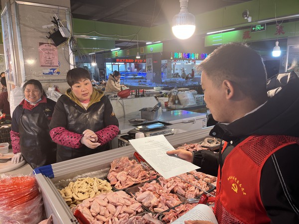 滁州市南谯区同乐街道阳明社区新时代文明实践站，2025年1月10日上午，紫金商业广场农贸市场，开展“诚信经营 放心消费”主题宣传活动（拍摄者：徐博庆，拍摄单位：阳明社区） (2).jpg