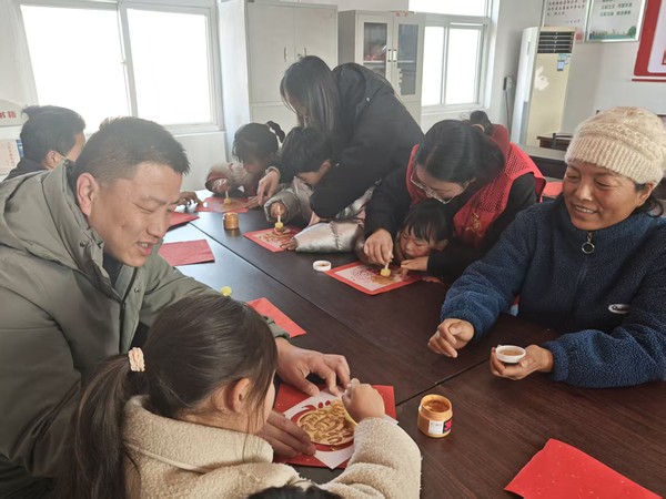 河东村新时代文明实践站，2025年1月23日上午，在新时代文明实践大讲堂，组织开展“金蛇献瑞福星照 喜乐年华好运交”——2025年河东村“我们的节日·欢乐中国年”春节主题活动（谭现琳  河东村村委会）  (2).jpg