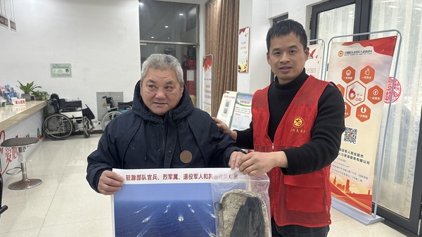 黄泥岗镇黄泥社区：农家书屋开展“关爱退役军人 迎新春送对联”主题活动.jpg