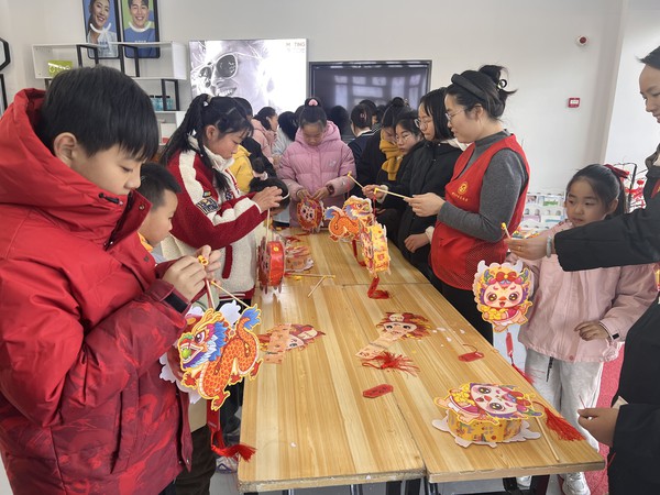 银东社区2025年2月8日组织开展“猜灯谜、品汤圆，共庆佳节乐团圆 ”-我们的节日·元宵主题活动。     拍摄者：王阳   工作单位：银东社区 (5).jpg