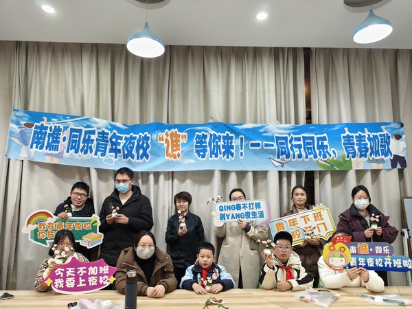 桃花盆栽合影.jpg