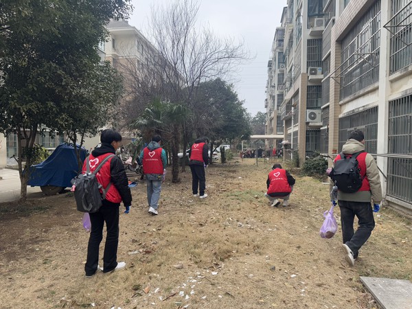 滁州市南谯区陡岗社区新时代文明实践站2025年3月5日下午开展：学雷锋护环境，共建绿色家园“主题活动（拍摄单位：陡岗社区，拍摄人：张苗苗）（2）.jpeg