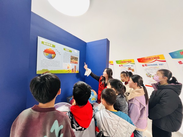 参观地震小屋.jpg
