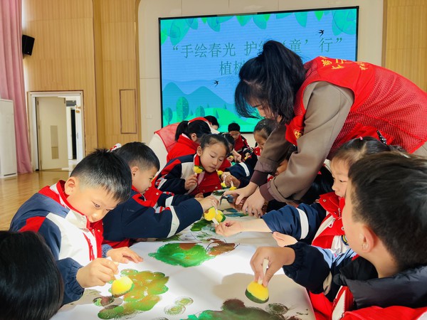 滁州市南谯区同乐街道东坡社区新时代文明实践站2025年3月11日上午在阳明幼儿园开展&ldquo;手绘春光 护绿&lsquo;童&rsquo;行&rdquo;植树节主题活动（拍摄人：周琳 拍摄单位：东坡社区） (9).jpg
