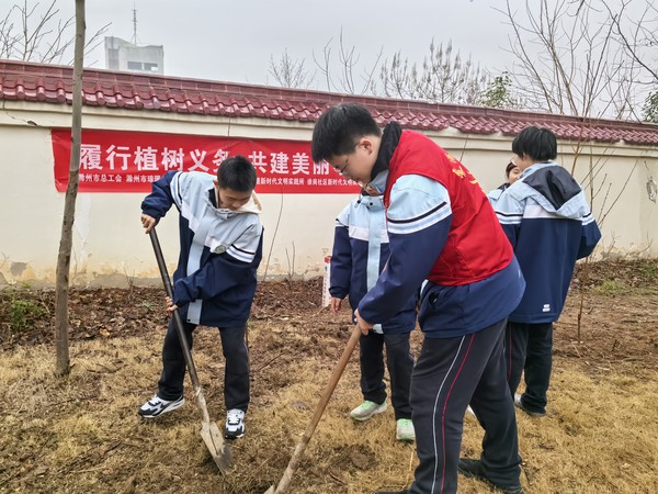 &ldquo;&lsquo;植&rsquo;此青绿 共&lsquo;树&rsquo;文明&rdquo;,3月12日徐岗社区新时代文明实践站、滁州市第八中学开展&ldquo;履行植树义务 共建美丽中国&rdquo;活动。（拍摄者：陈睿  15205500296） (3).jpg