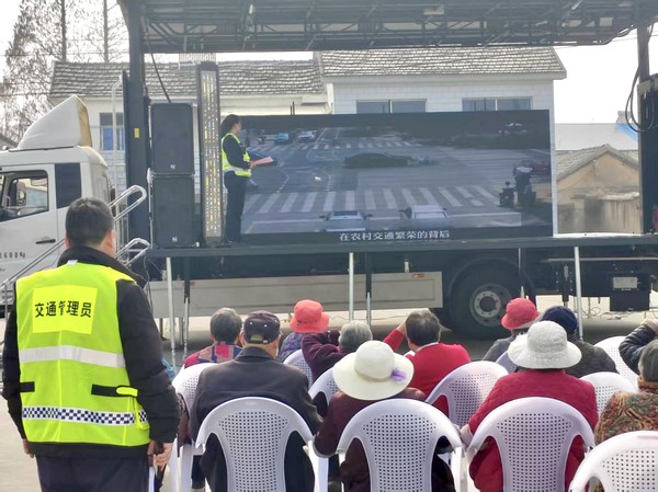 3.11 沙河镇联合交警三大队开展交通安全宣传活动.jpg