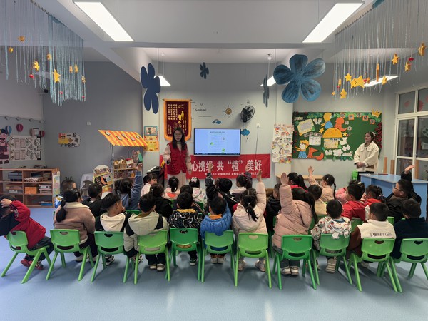 滁州市南谯区陡岗社区新时代文明实践站2025年3月12日上午开展“童心携绿，共植美好”植树节主题活动（拍摄单位：陡岗社区，拍摄人：张苗苗(1).JPG