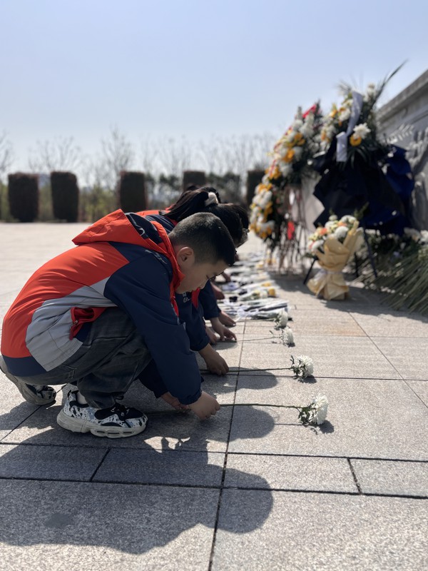 4.4月2日，滁州市醉翁小学组织师生前往镜园烈士陵园开展清明祭扫活动。.jpg