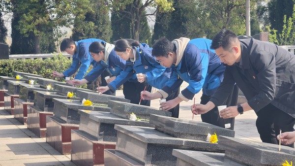 5.新锐中学学生为皇甫烈士陵园的墓碑描金.jpg
