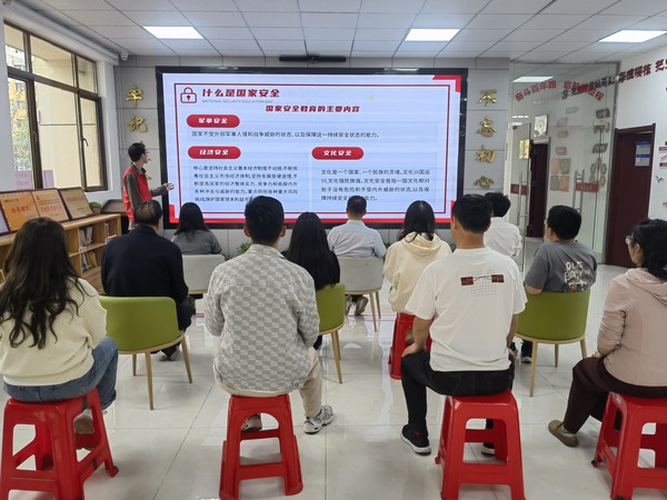 银东社区2025年4月11日开展“提升国家安全意识，共同维护国家安全”主题活动   拍摄者：王阳   工作单位：银东社区、 (2).jpeg